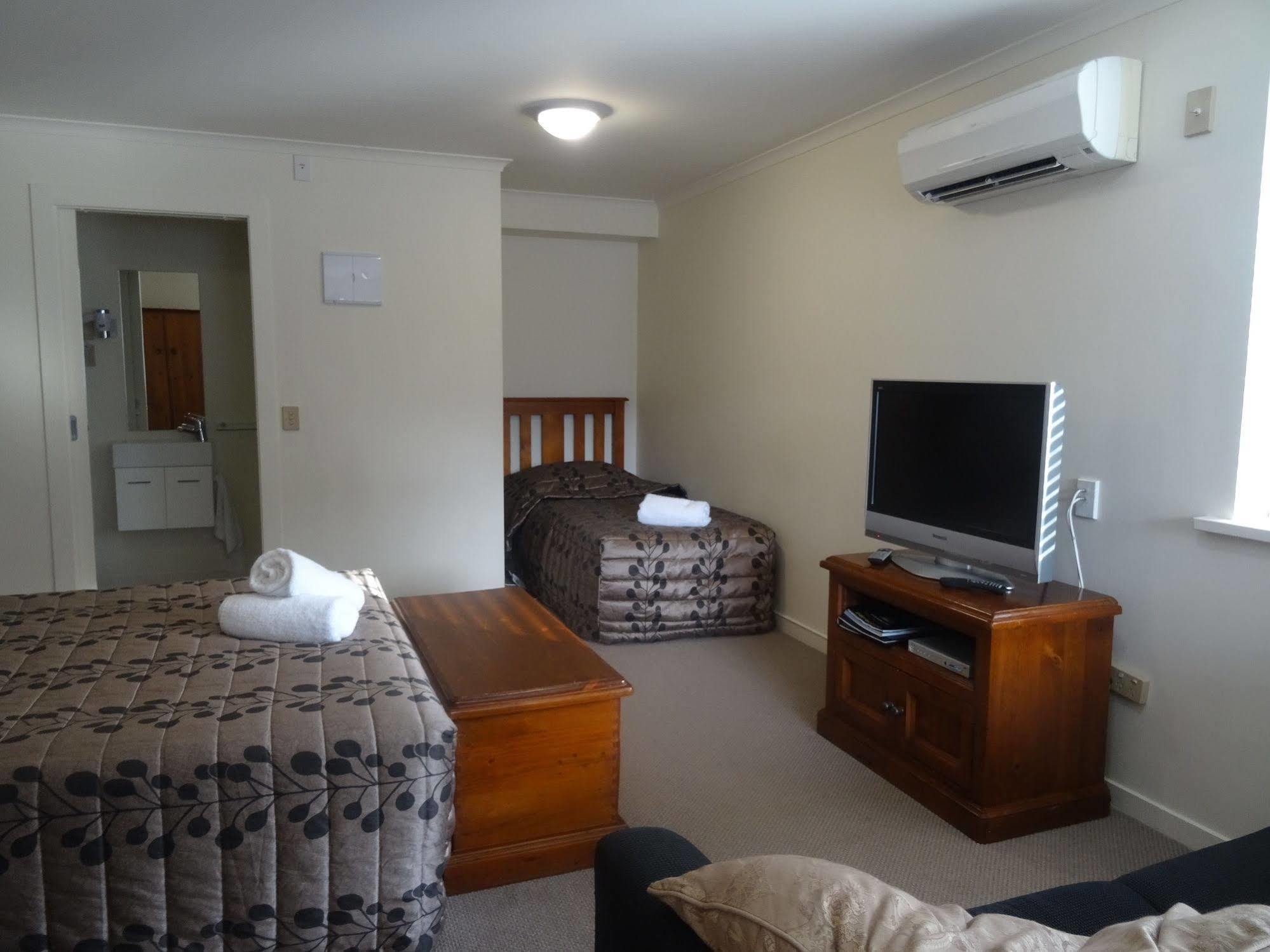 Sahara Motels Dunedin Exterior photo